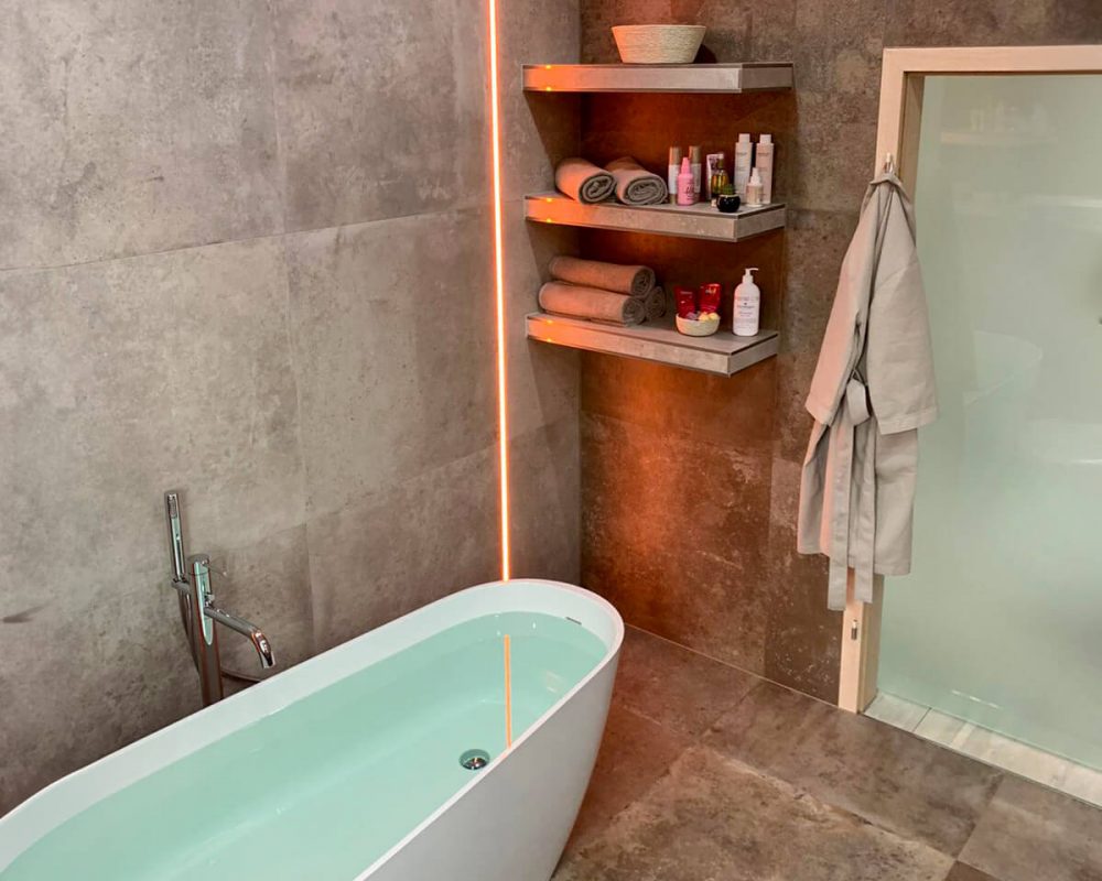 Bad-Sanierung mit LED Beleuchtung und freistehender Badewanne