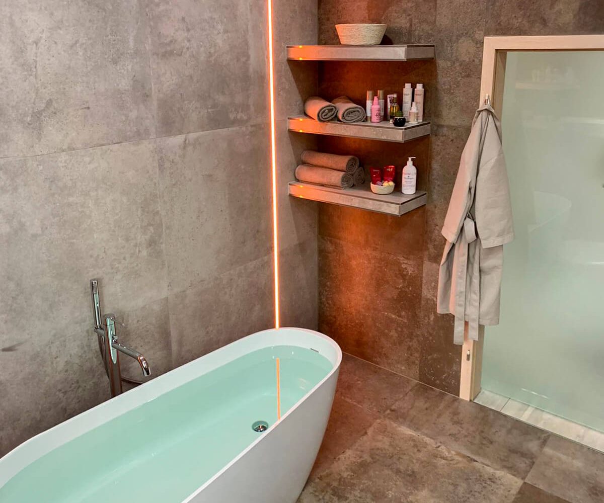 Bad-Sanierung mit LED Beleuchtung und freistehender Badewanne